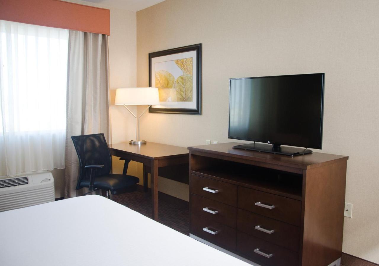 Holiday Inn Express Hotel & Suites Watertown - Thousand Islands By Ihg Exterior foto