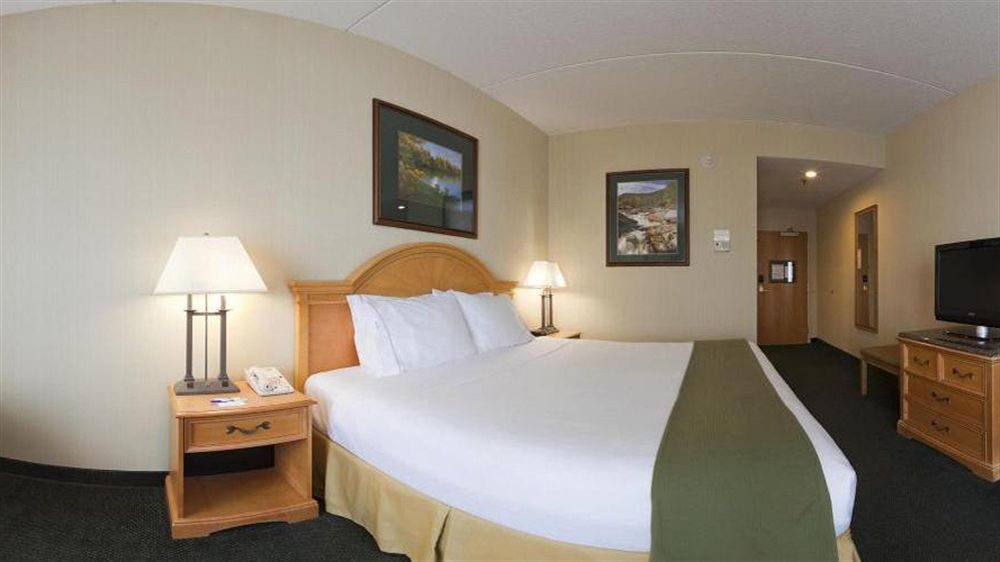 Holiday Inn Express Hotel & Suites Watertown - Thousand Islands By Ihg Exterior foto