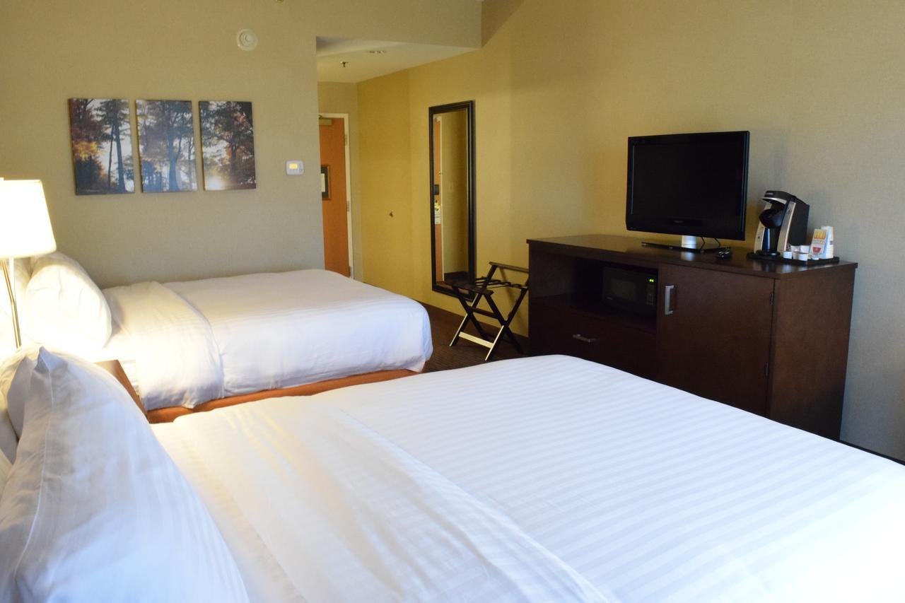Holiday Inn Express Hotel & Suites Watertown - Thousand Islands By Ihg Exterior foto