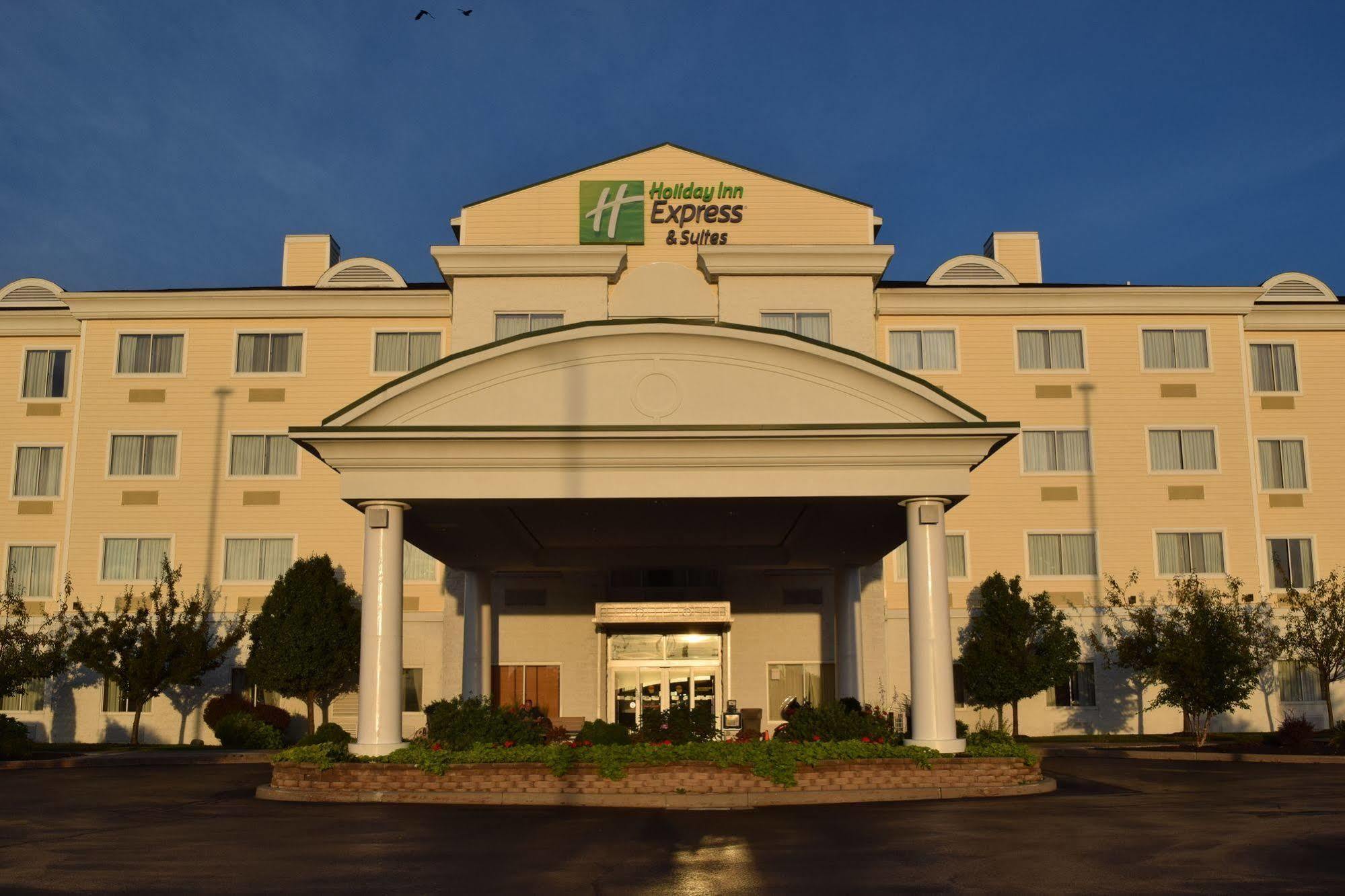 Holiday Inn Express Hotel & Suites Watertown - Thousand Islands By Ihg Exterior foto